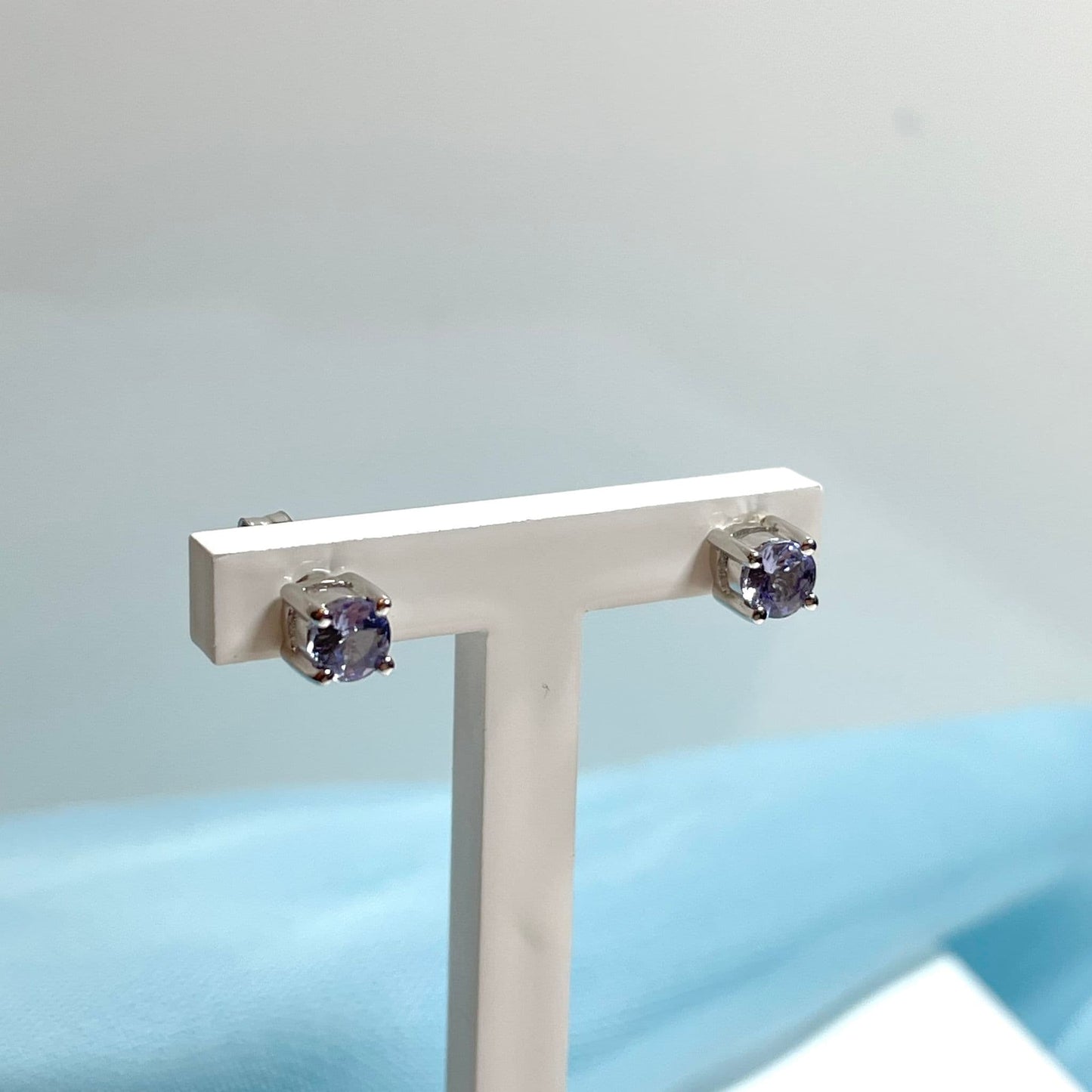 Round tanzanite white gold stud earrings