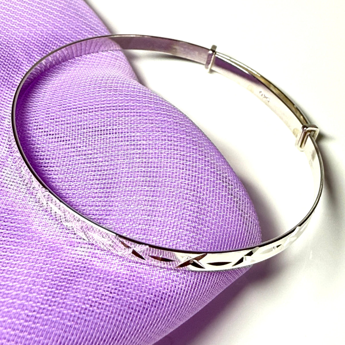 Silver Diamond Cut Kiss Large Expanding Bangle