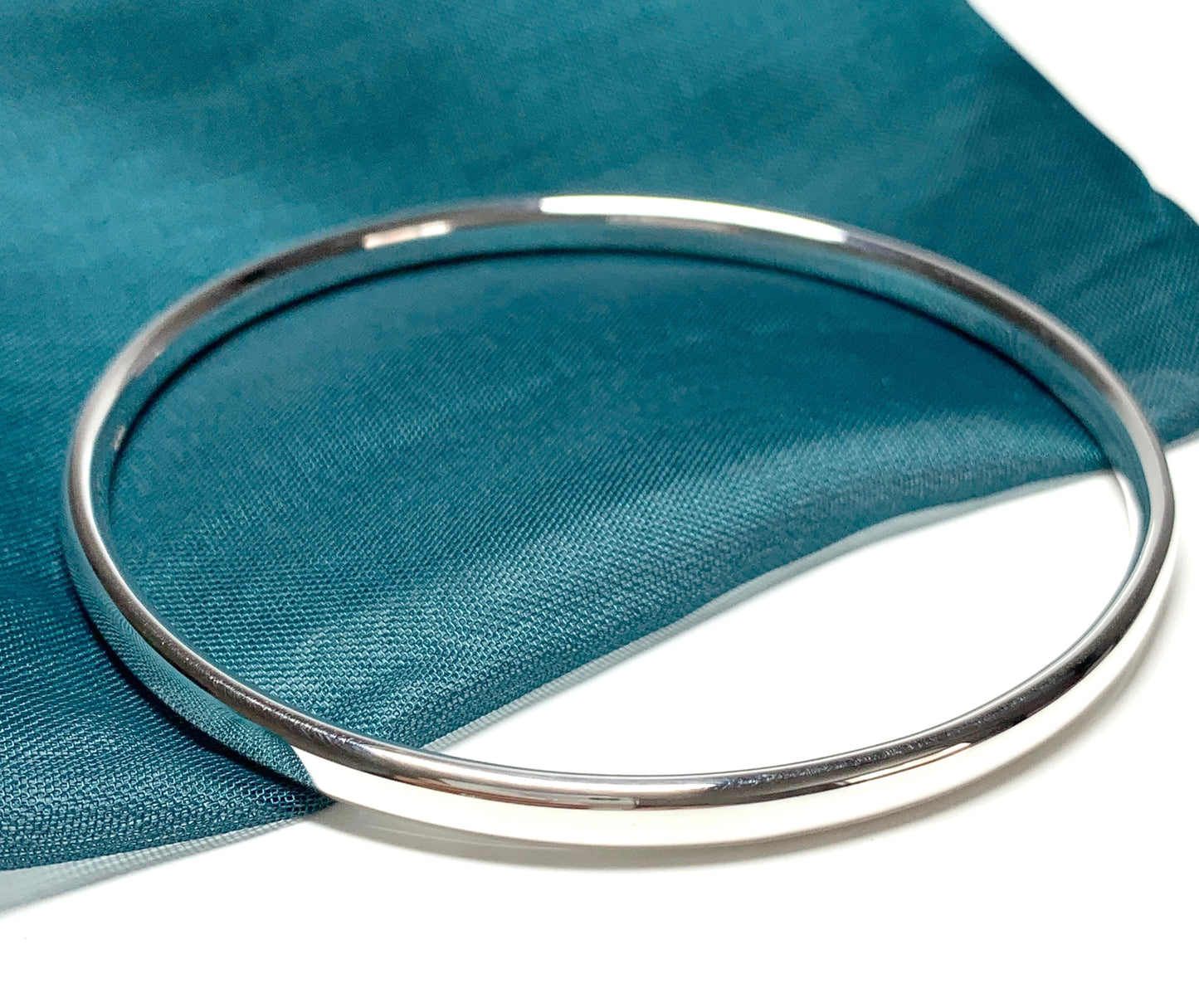 Ladies sterling silver solid round plain polished bangle