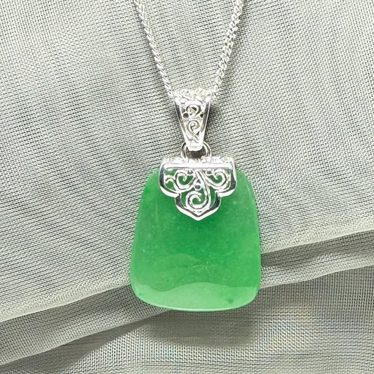 A stunning real jade necklace green sterling silver large cushion shaped, a truly gorgeous pendant