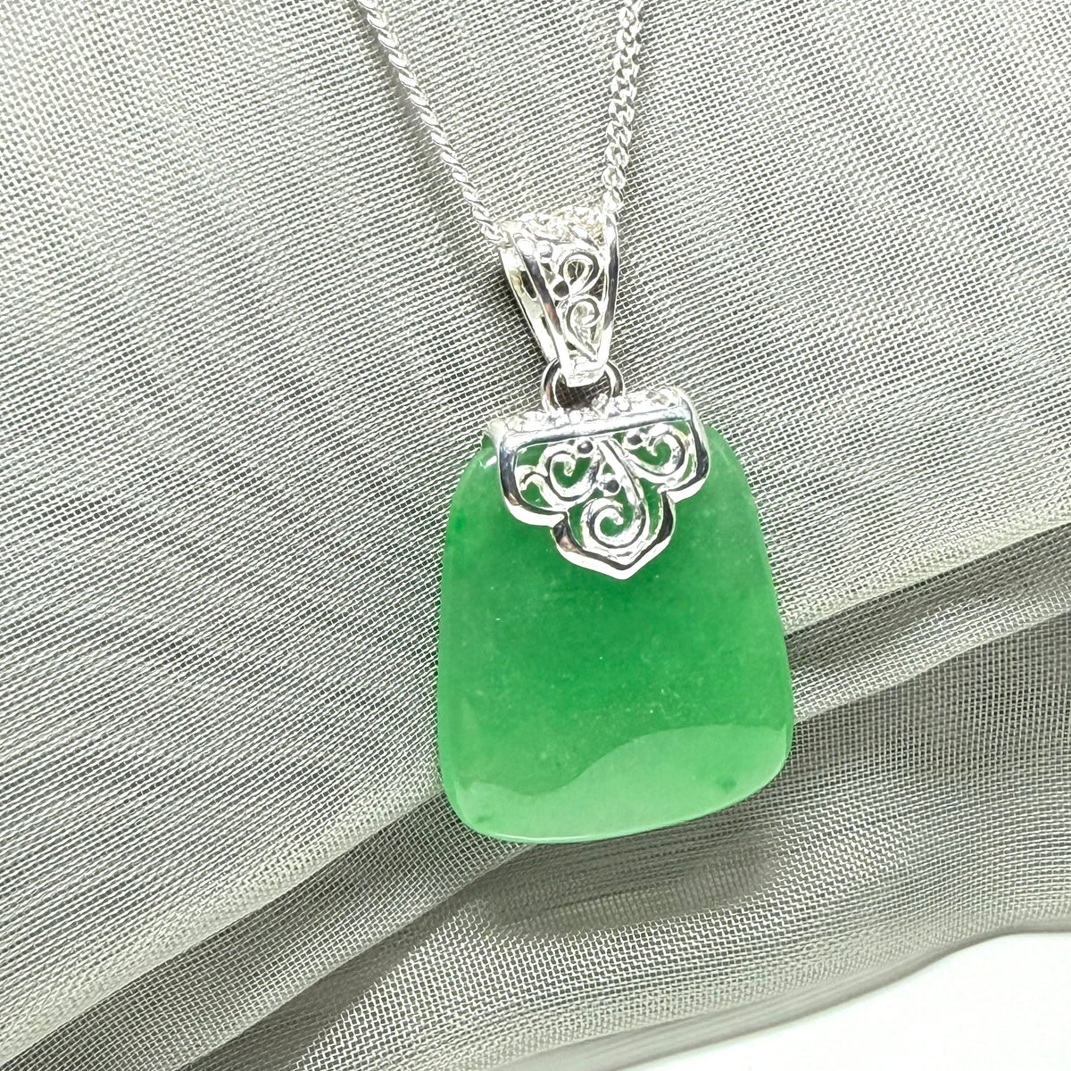 A stunning real jade necklace green sterling silver large cushion shaped, a truly gorgeous pendant