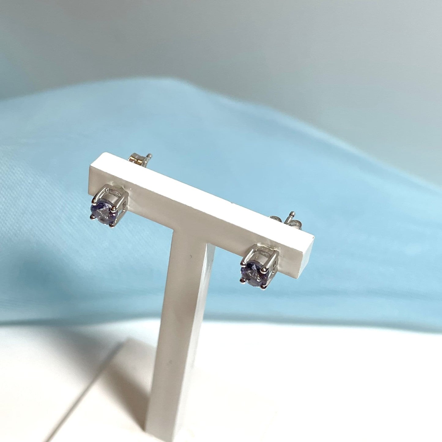 Round tanzanite white gold stud earrings