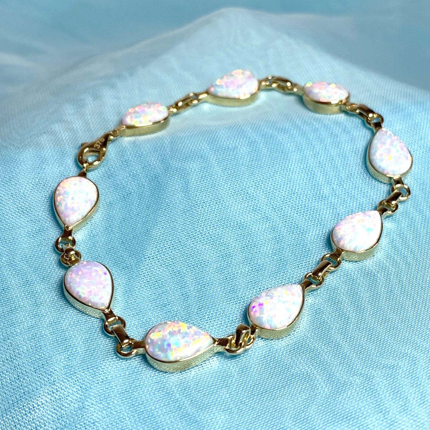 Teardrop opal yellow gold bracelet