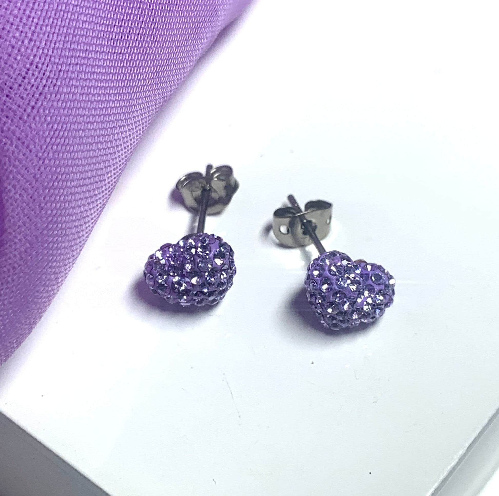 Tresor Paris heart shaped 10 mm lilac stud earrings titanium