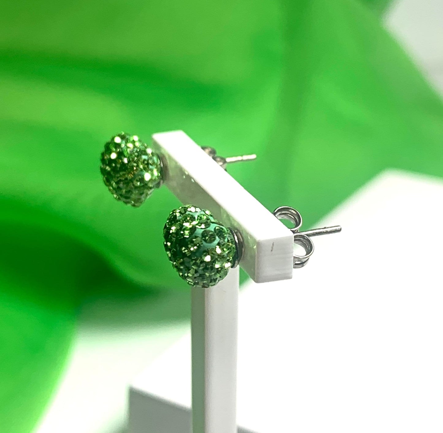 Tresor Paris light green heart shaped 10 mm stud earrings titanium