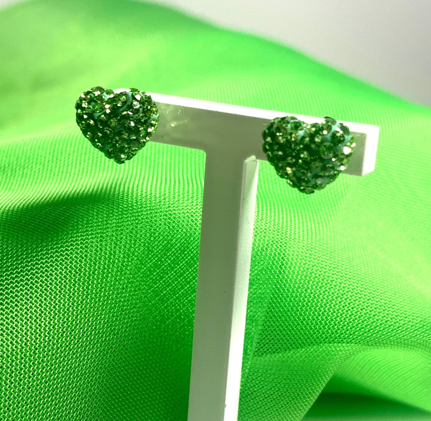 Tresor Paris light green heart shaped 10 mm stud earrings titanium