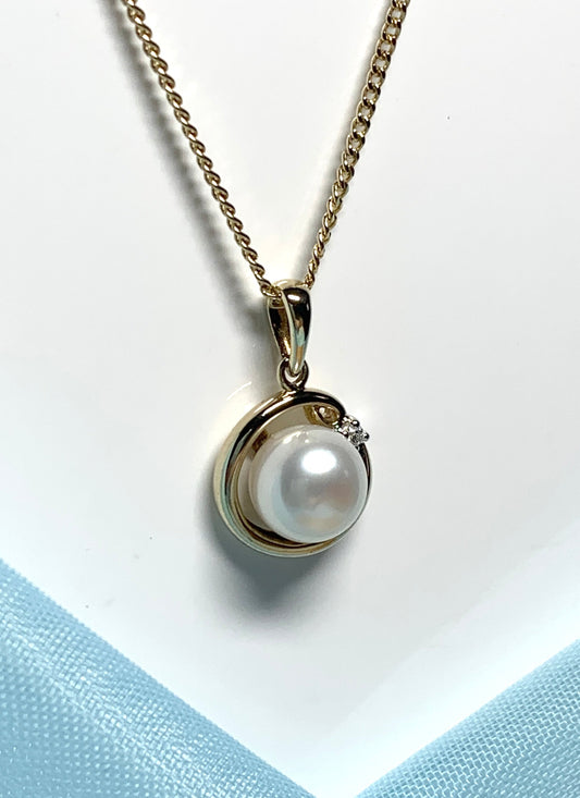 Real pearl and diamond necklace freshwater cultured cubic zirconia yellow gold pendant