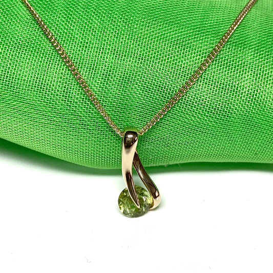 Yellow gold peridot necklace pendent
