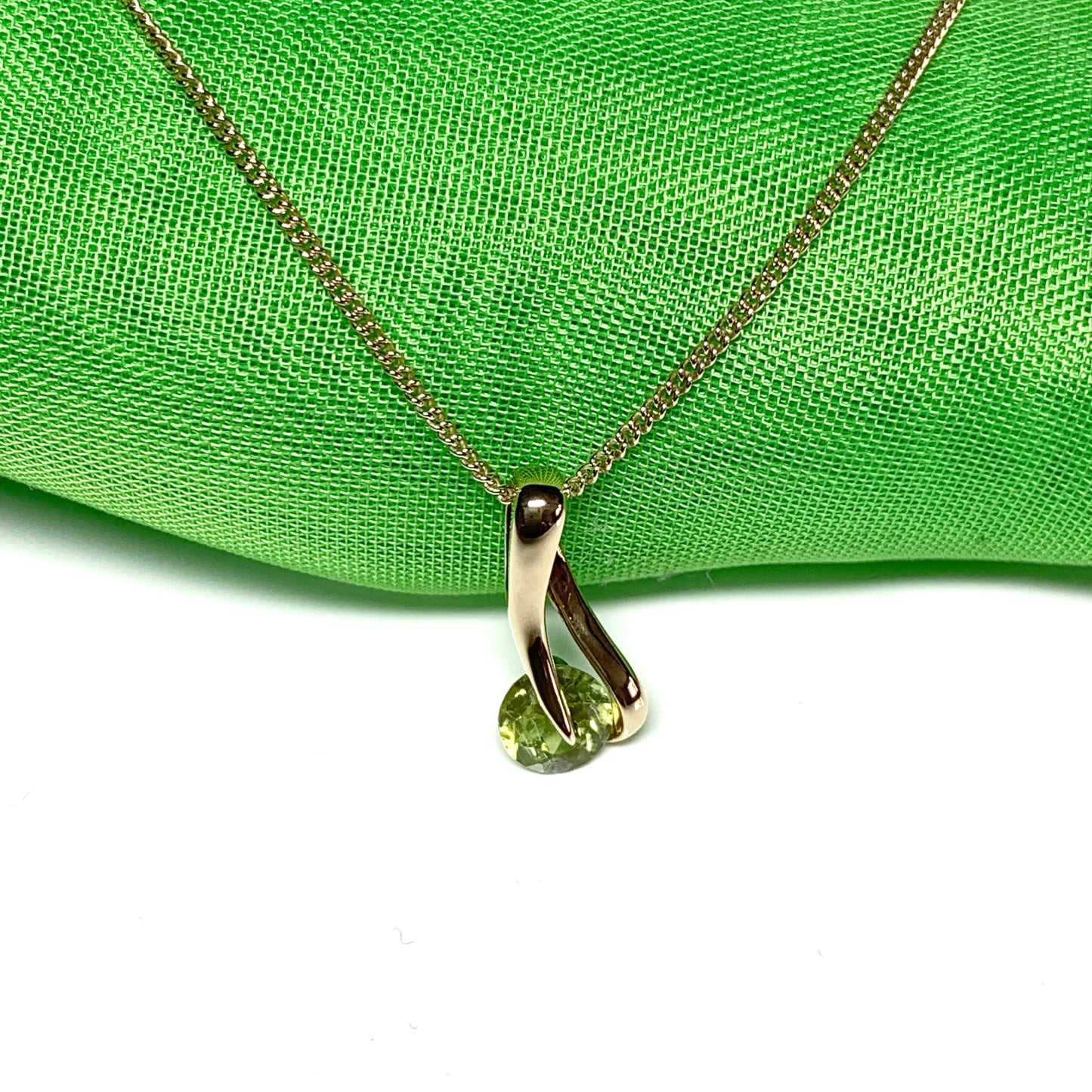 Yellow gold peridot necklace pendent