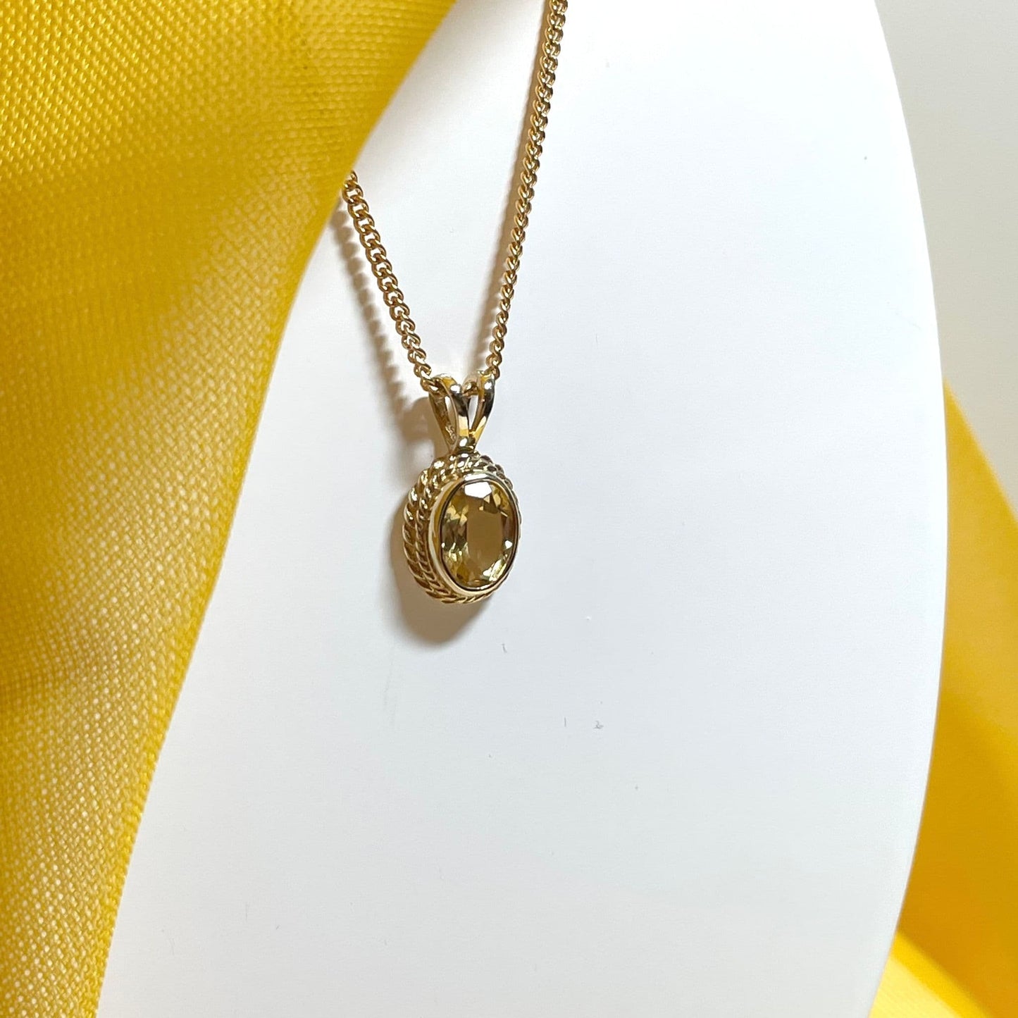 An oval yellow gold citrine necklace