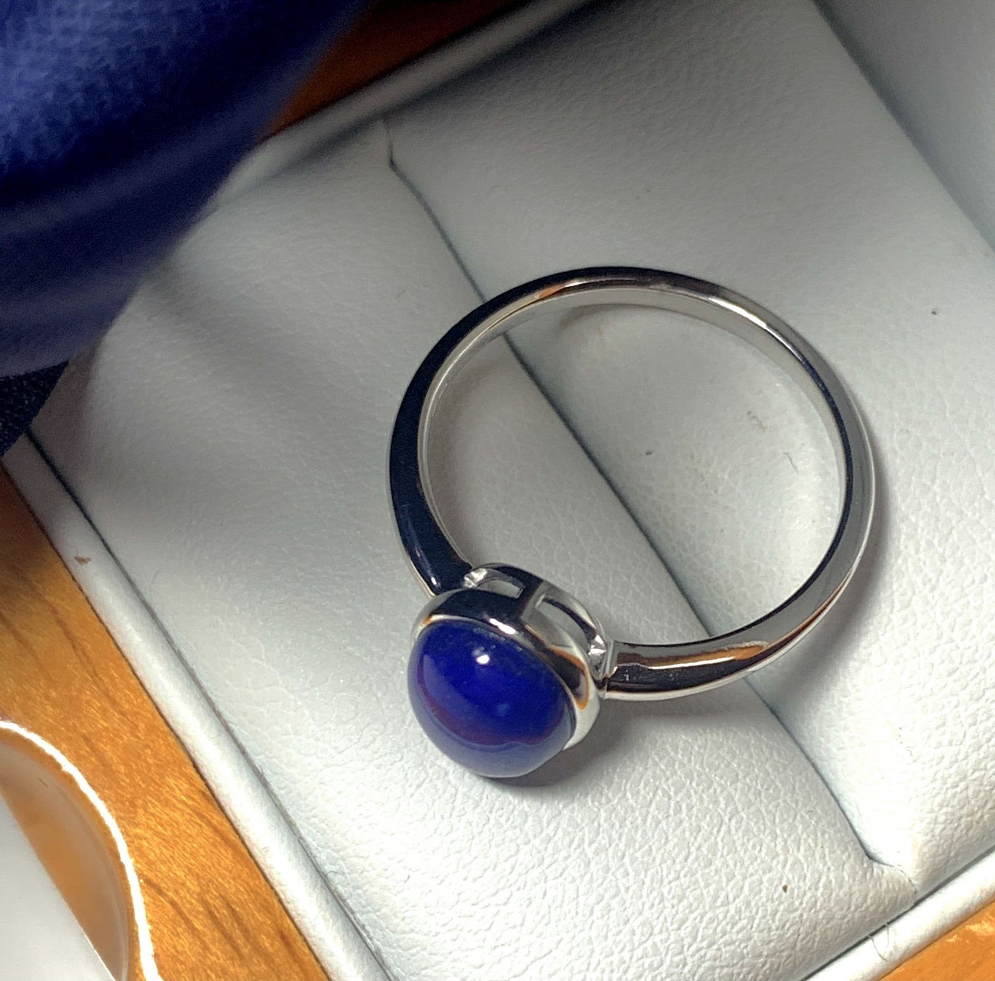 Blue lapis lazuli oval white gold ladies ring