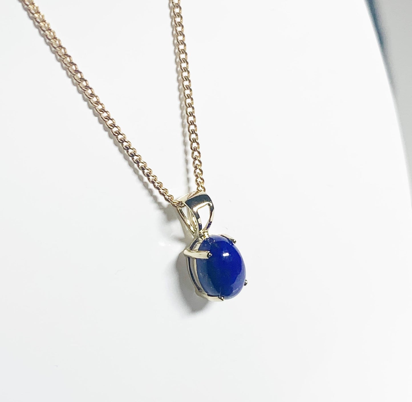 Blue lapis lazuli oval yellow gold necklace