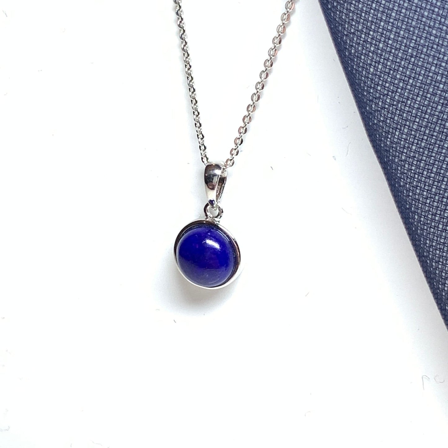 Blue lapis lazuli round white gold necklace