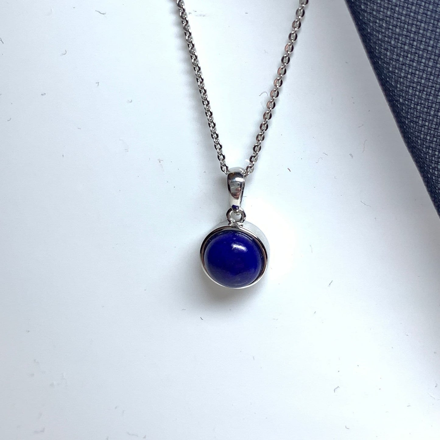 Blue lapis lazuli round white gold necklace