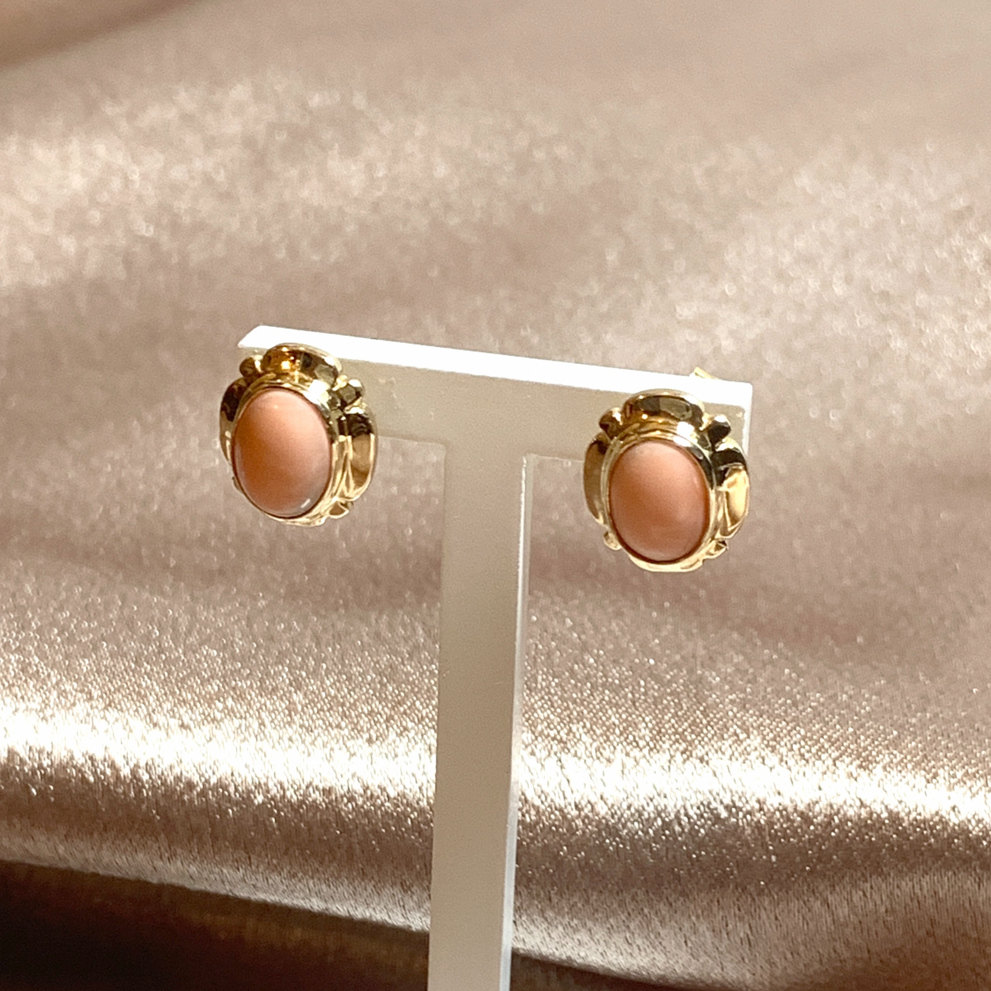 Coral oval yellow gold stud earrings