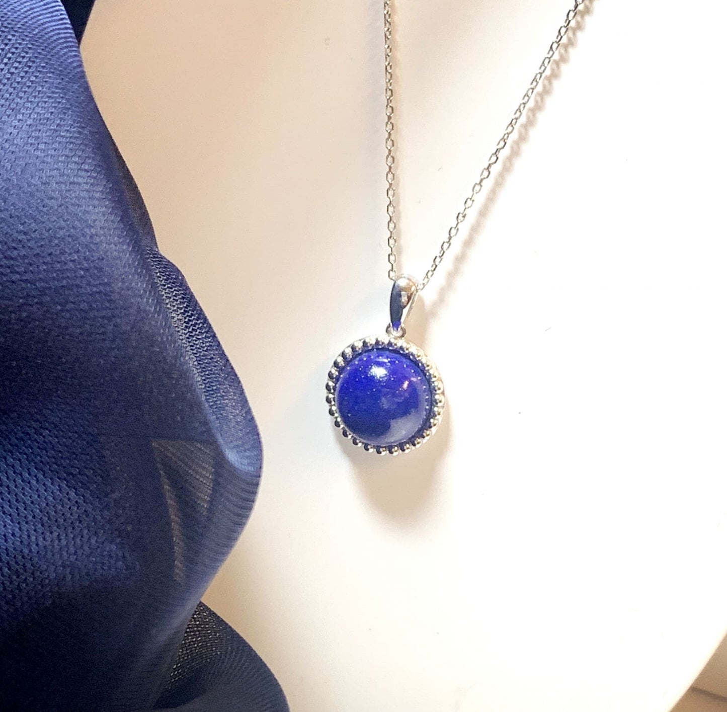 Dark blue lapis lazuli round white gold necklace pendant