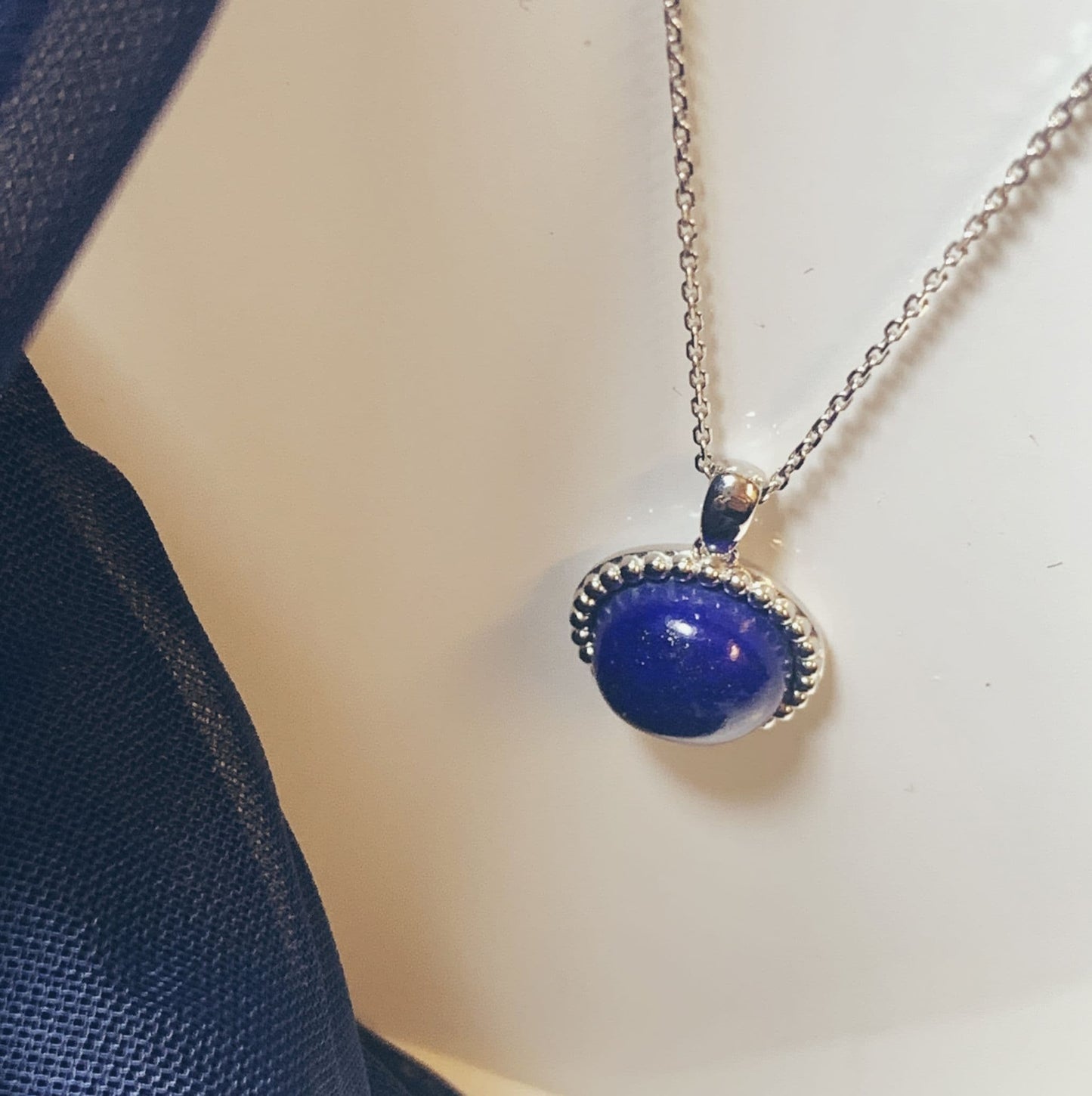 Dark blue lapis lazuli round white gold necklace pendant