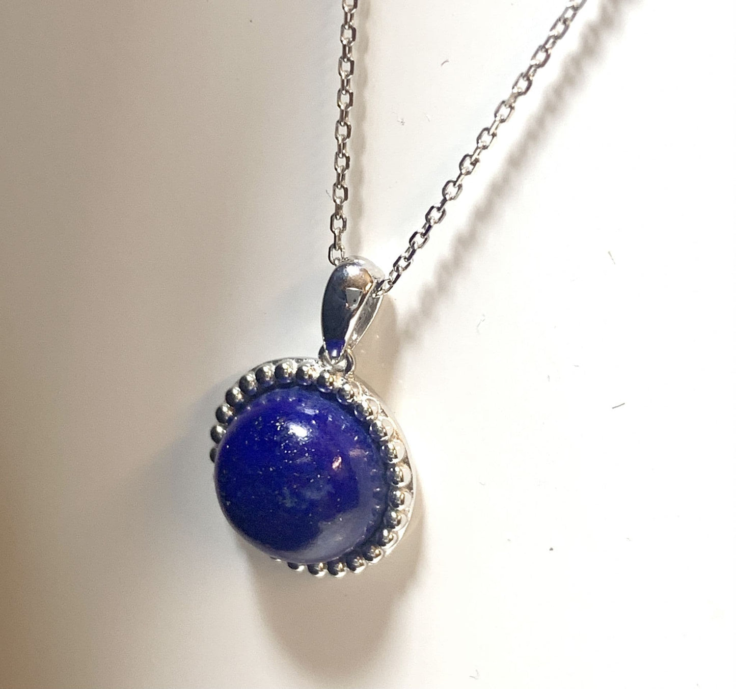 Dark blue lapis lazuli round white gold necklace pendant