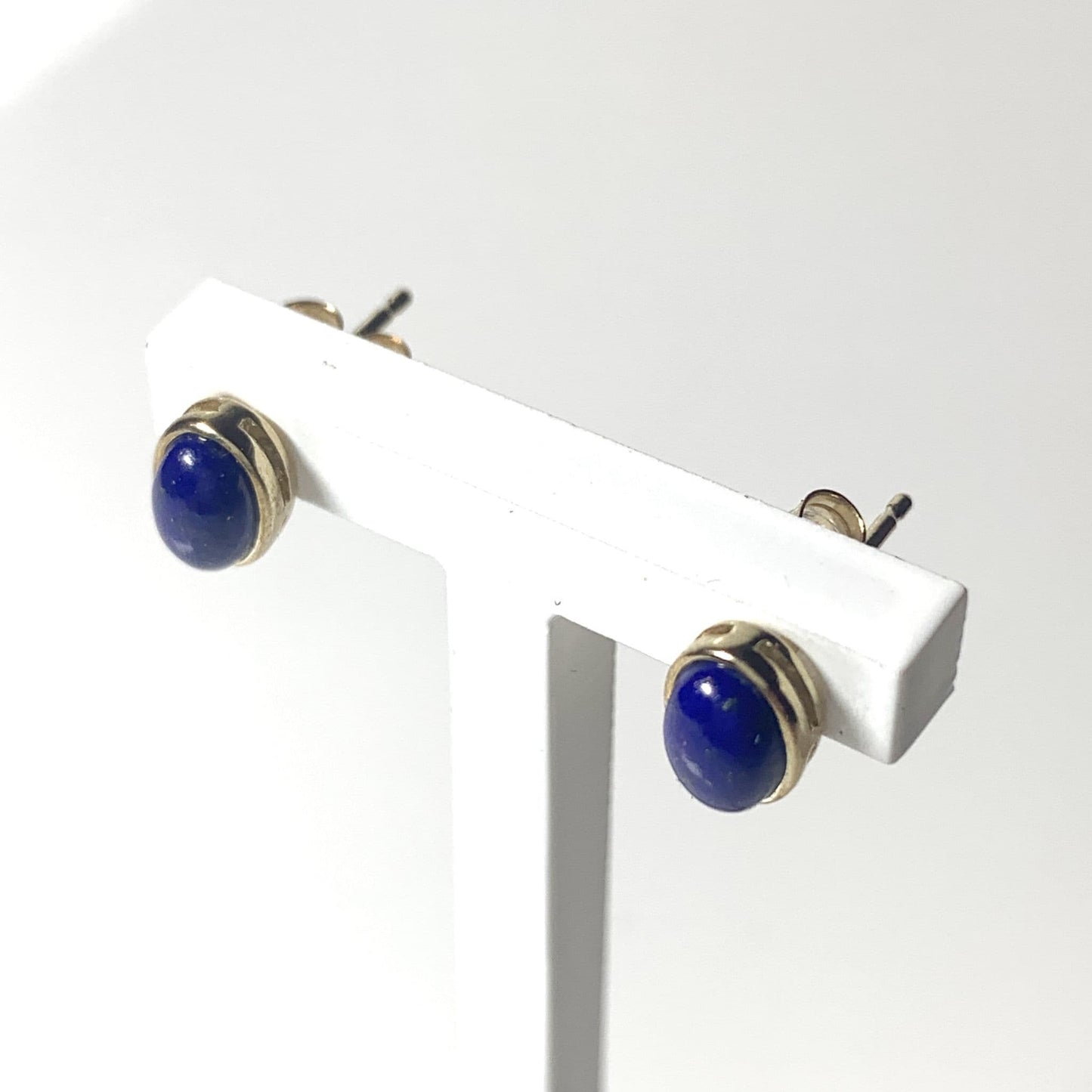 Lapis lazuli yellow gold oval stud earrings
