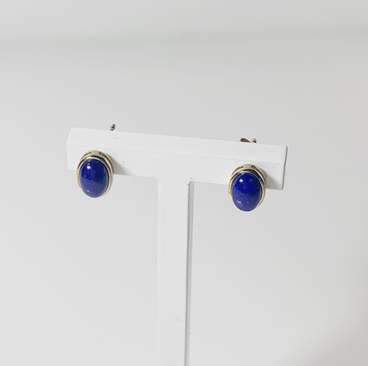 Lapis lazuli yellow gold oval stud earrings