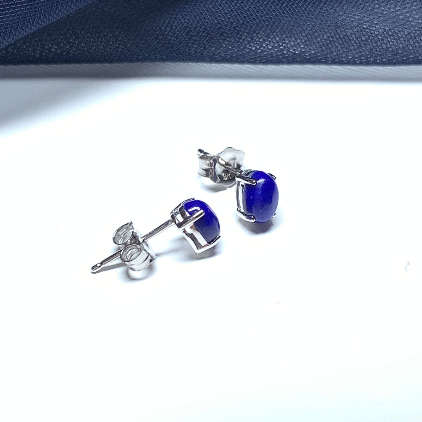 Oval blue lapis lazuli white gold earrings