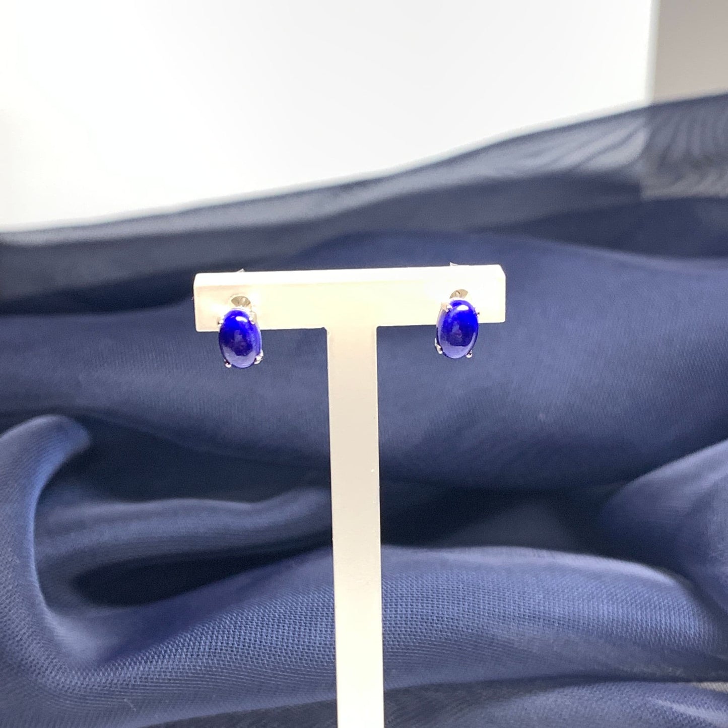 Oval blue lapis lazuli white gold earrings