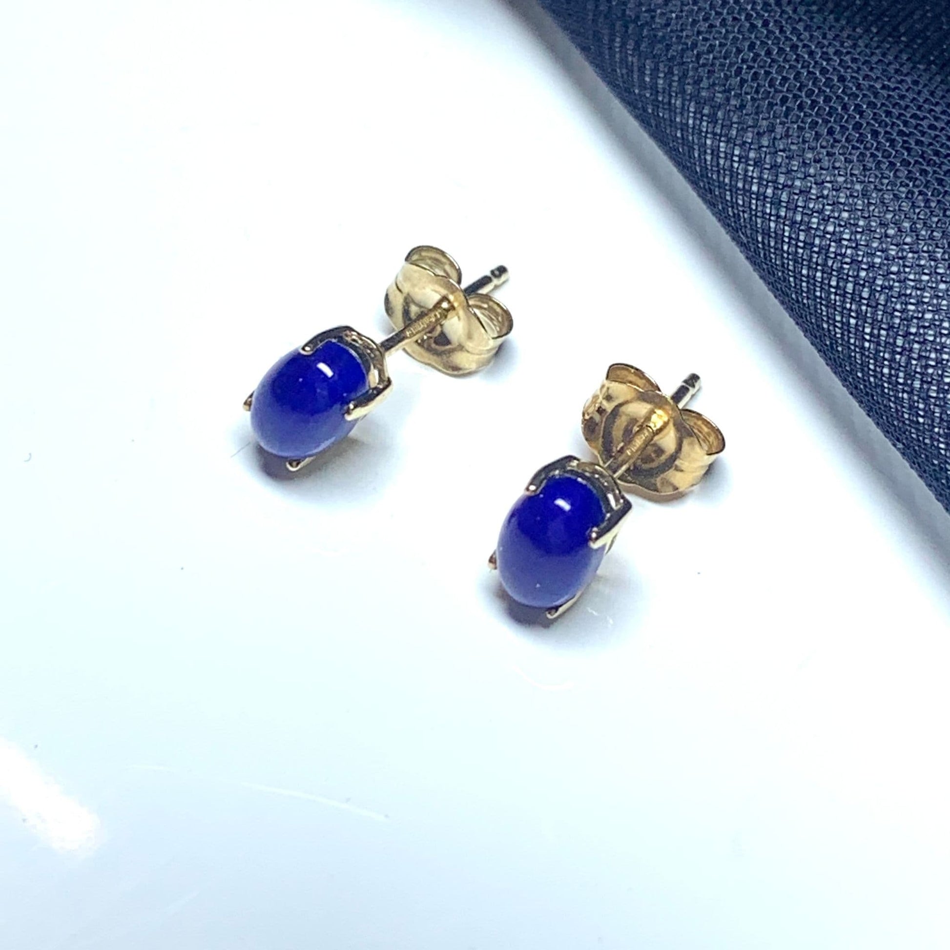 Oval blue lapis lazuli yellow gold earrings