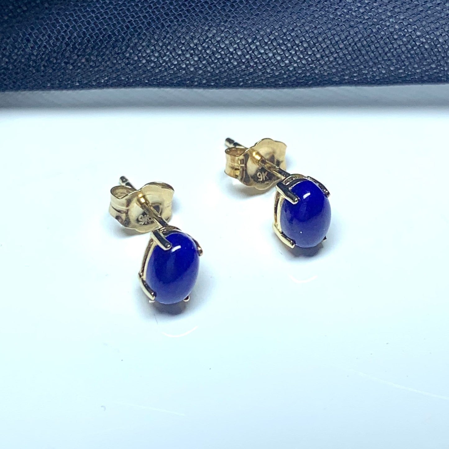 Oval blue lapis lazuli yellow gold earrings