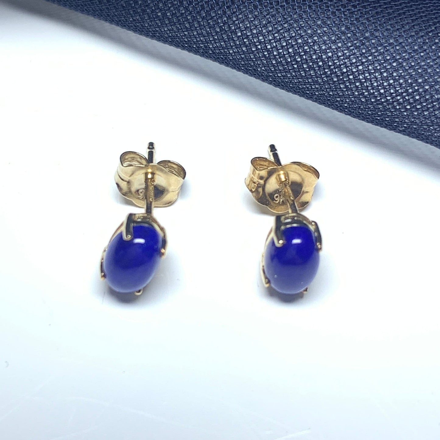 Oval blue lapis lazuli yellow gold earrings