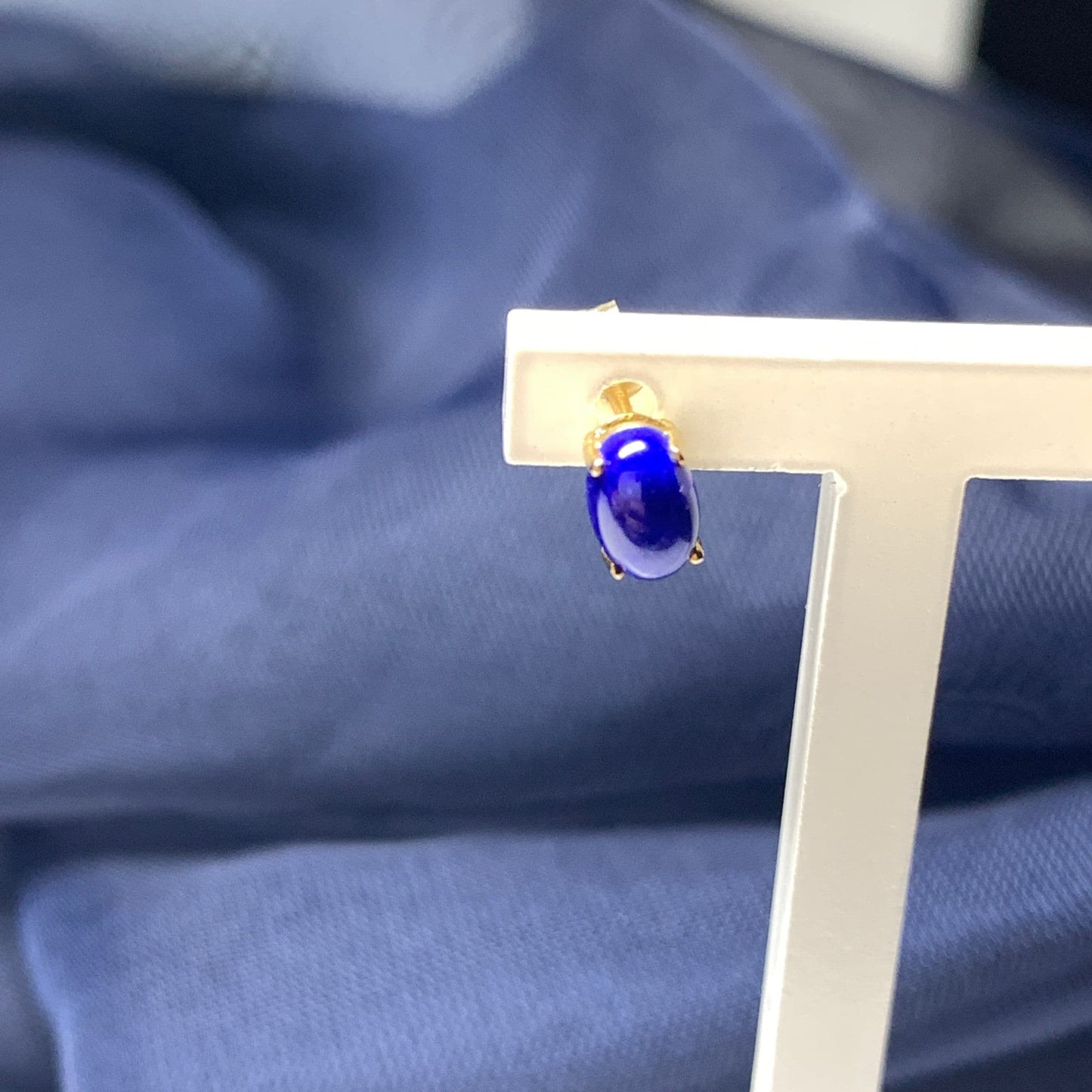Oval blue lapis lazuli yellow gold earrings