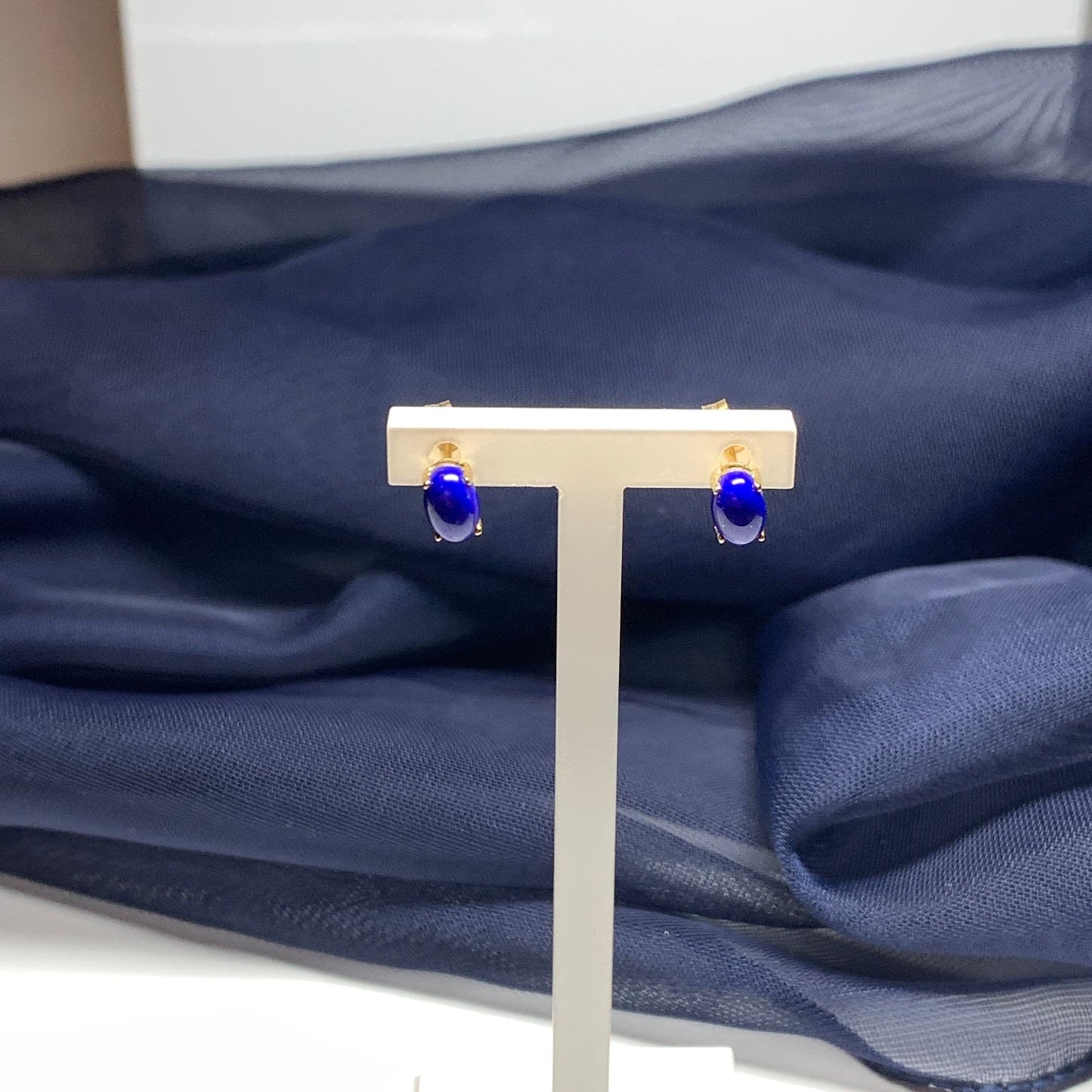 Oval blue lapis lazuli yellow gold earrings
