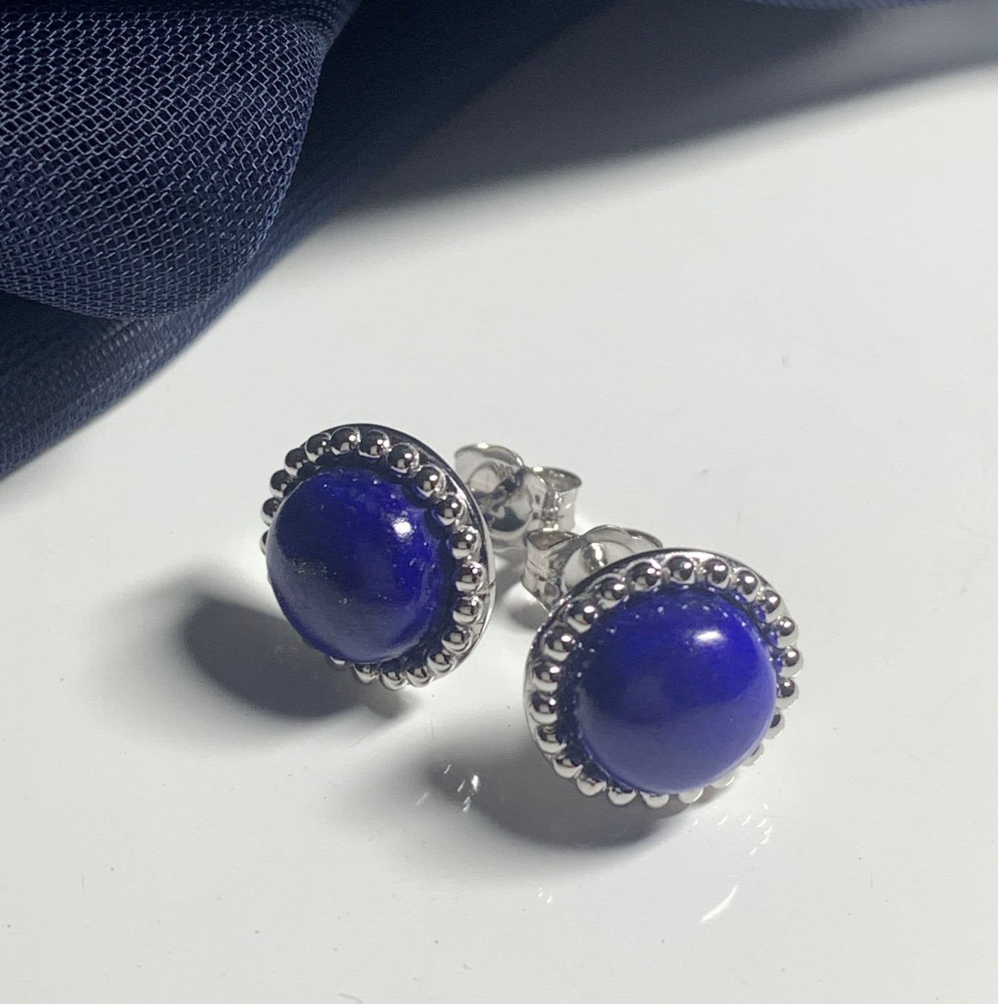 Round dark blue lapis lazuli white gold stud earrings