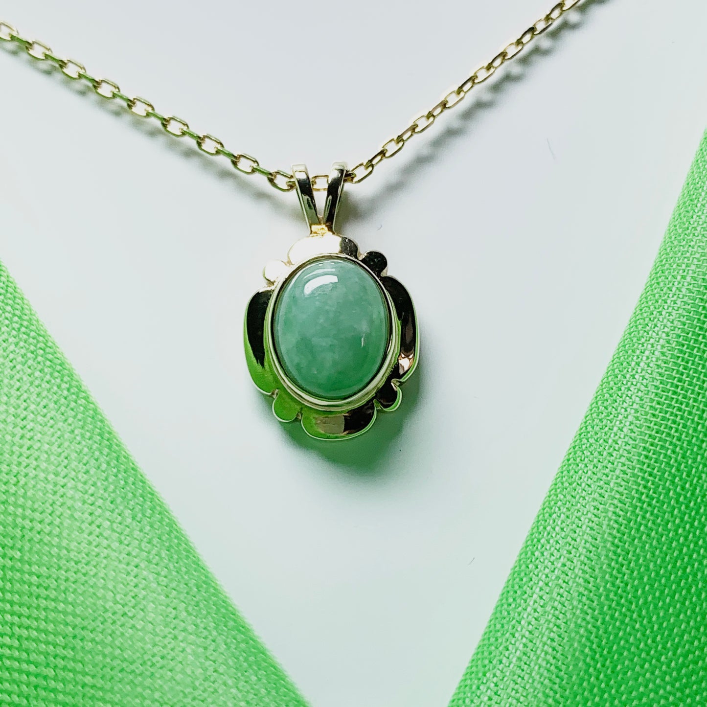 Green oval jade yellow gold necklace