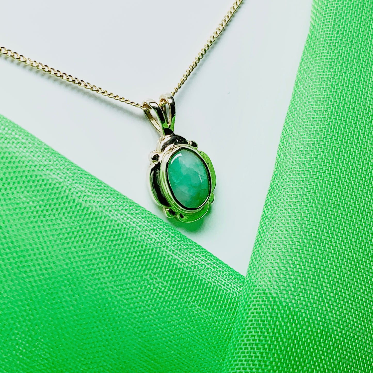 Green small oval jade yellow gold necklace