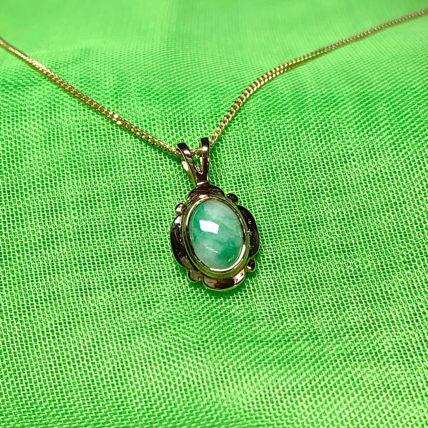 Green small oval jade yellow gold necklace