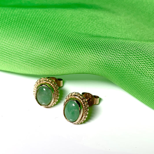 Oval green jade yellow gold earrings
