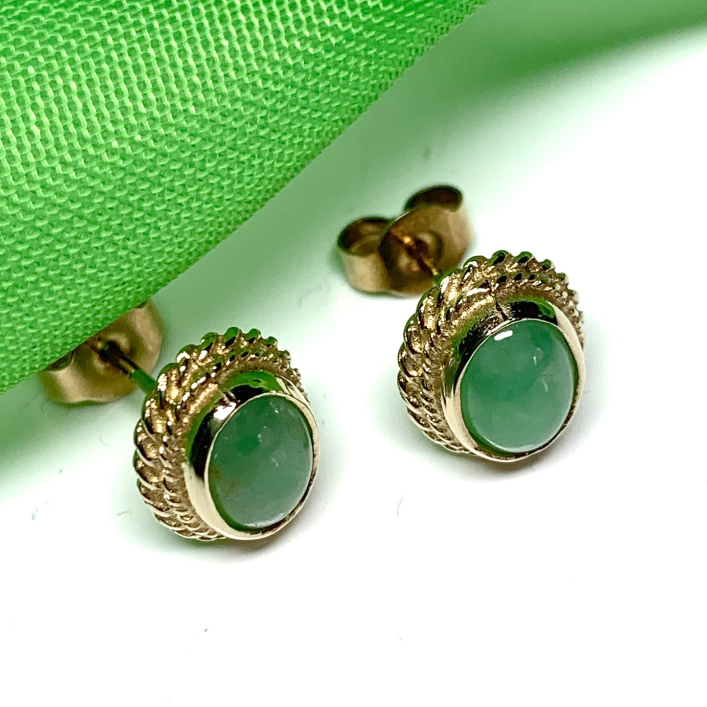 Oval green jade yellow gold earrings