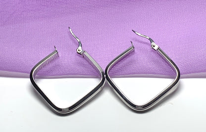 9 Carat white gold square hoop earrings 28 mm