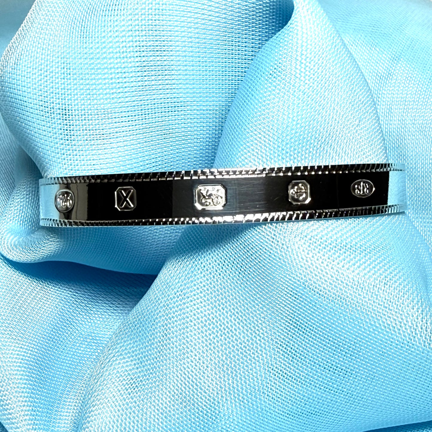Childs medium expanding bangle sterling silver with a Hallmark feature design diamond cut edge