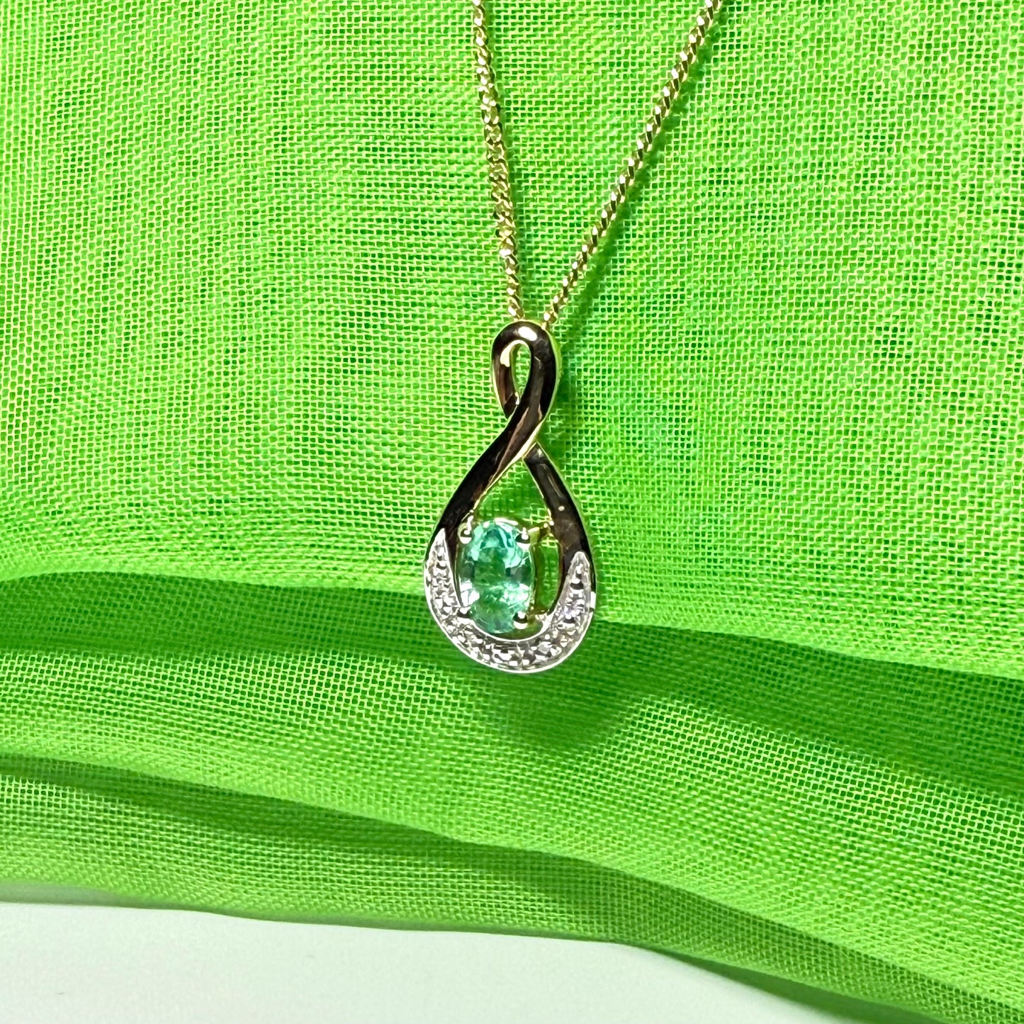Yellow gold emerald and diamond necklace with chain