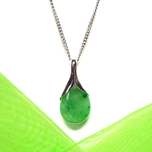 A beautiful real green jade necklace teardrop pendant pear shape solid curb chain included