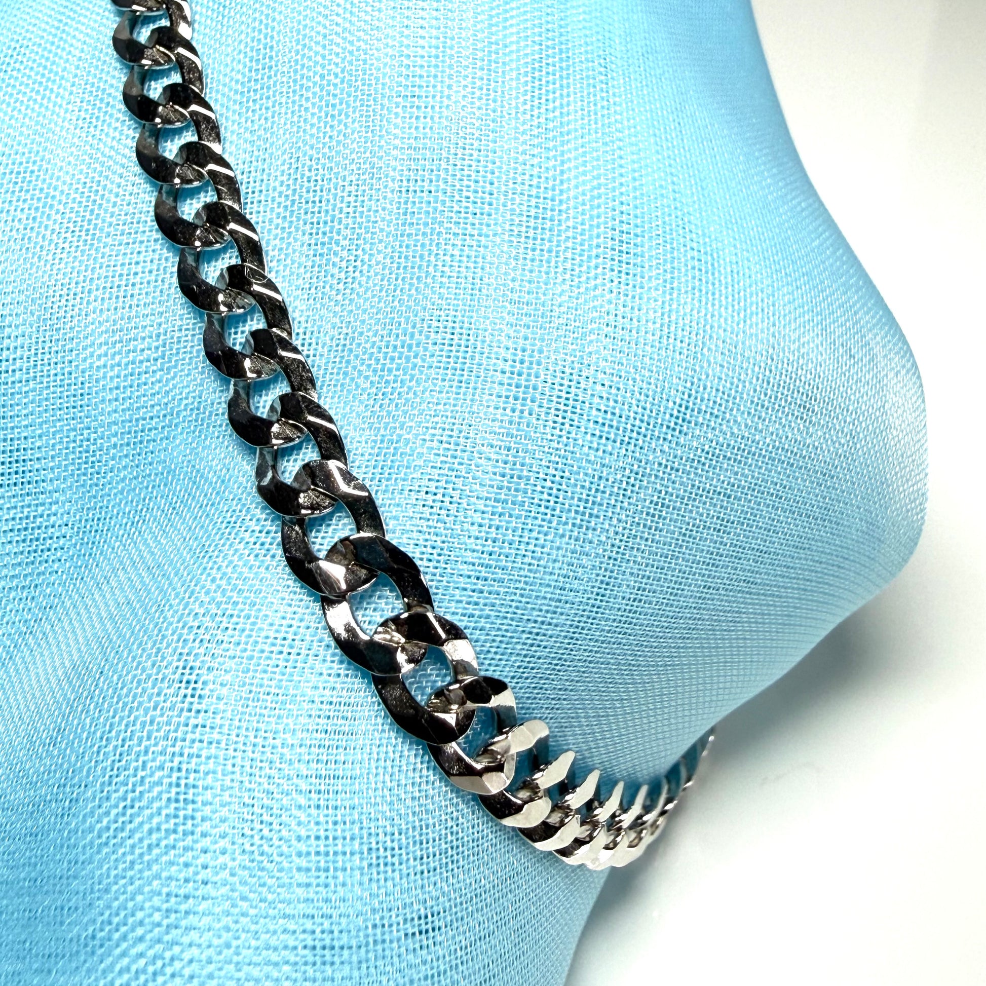 Men's solid sterling silver curb bracelet measuring 8.5 inches