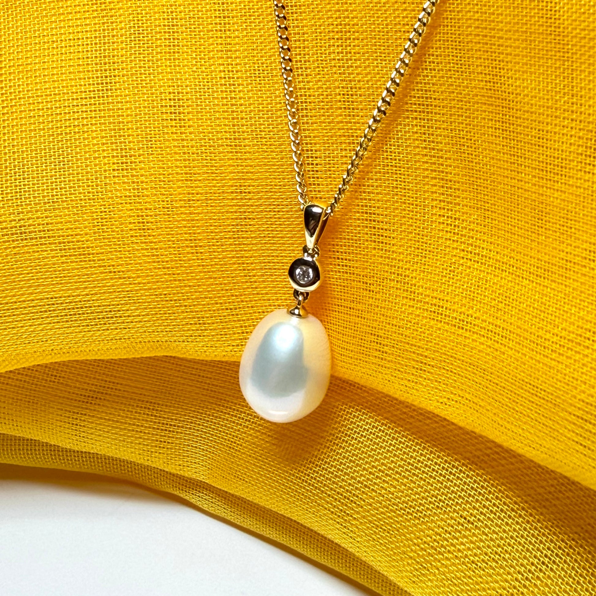 Necklace real freshwater cultured pearl and real diamond yellow gold oval shape drop pendant