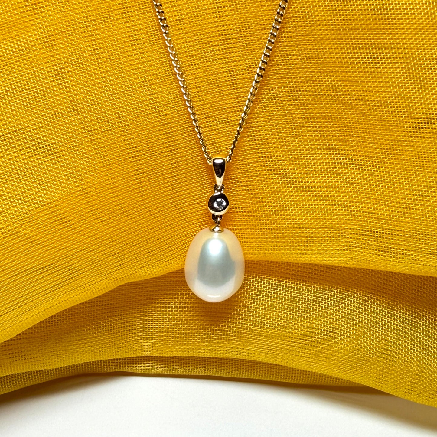 A necklace real freshwater cultured pearl and real diamond yellow gold oval shape drop pendant