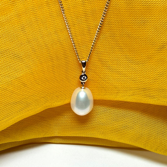 A necklace real freshwater cultured pearl and real diamond yellow gold oval shape drop pendant