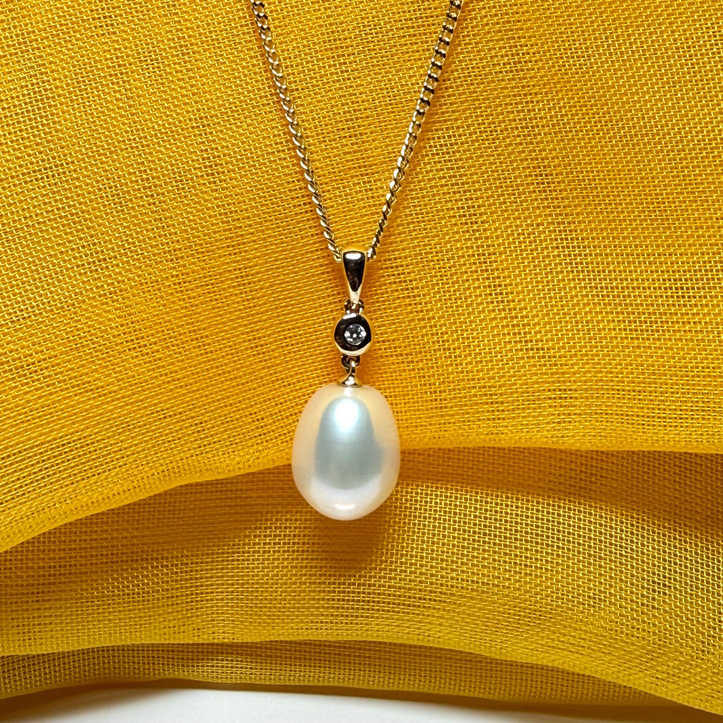 A necklace real freshwater cultured pearl and real diamond yellow gold oval shape drop pendant