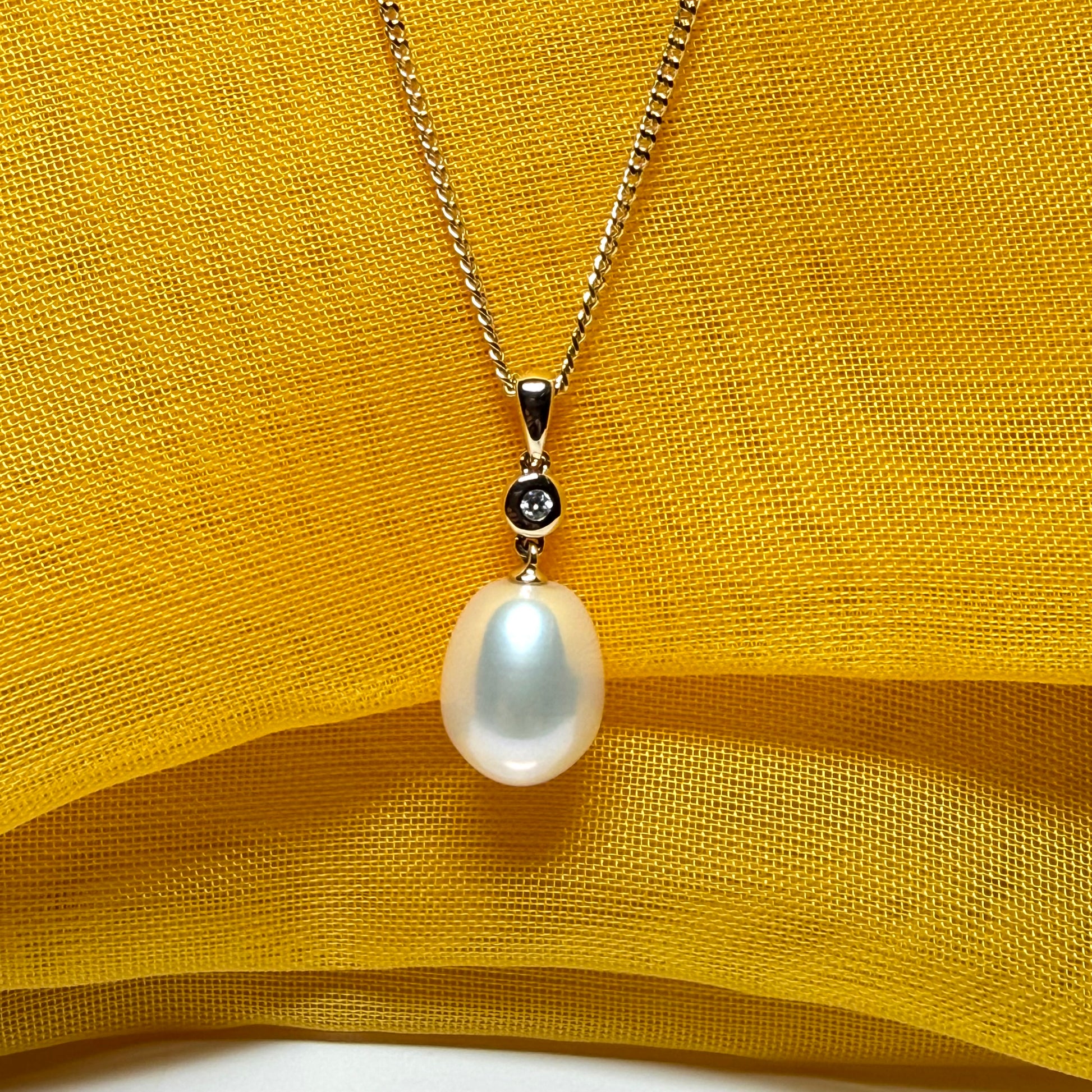 A necklace real freshwater cultured pearl and real diamond yellow gold oval shape drop pendant