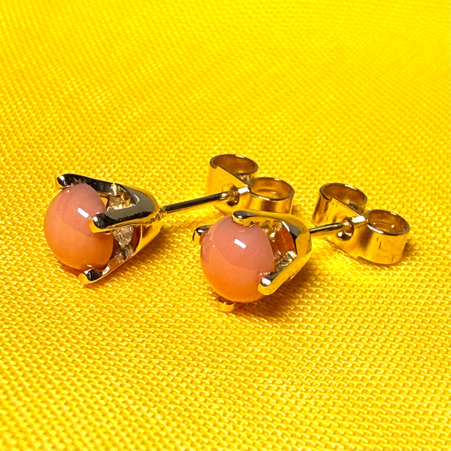 Real coral yellow gold round simple four claw set stud earrings