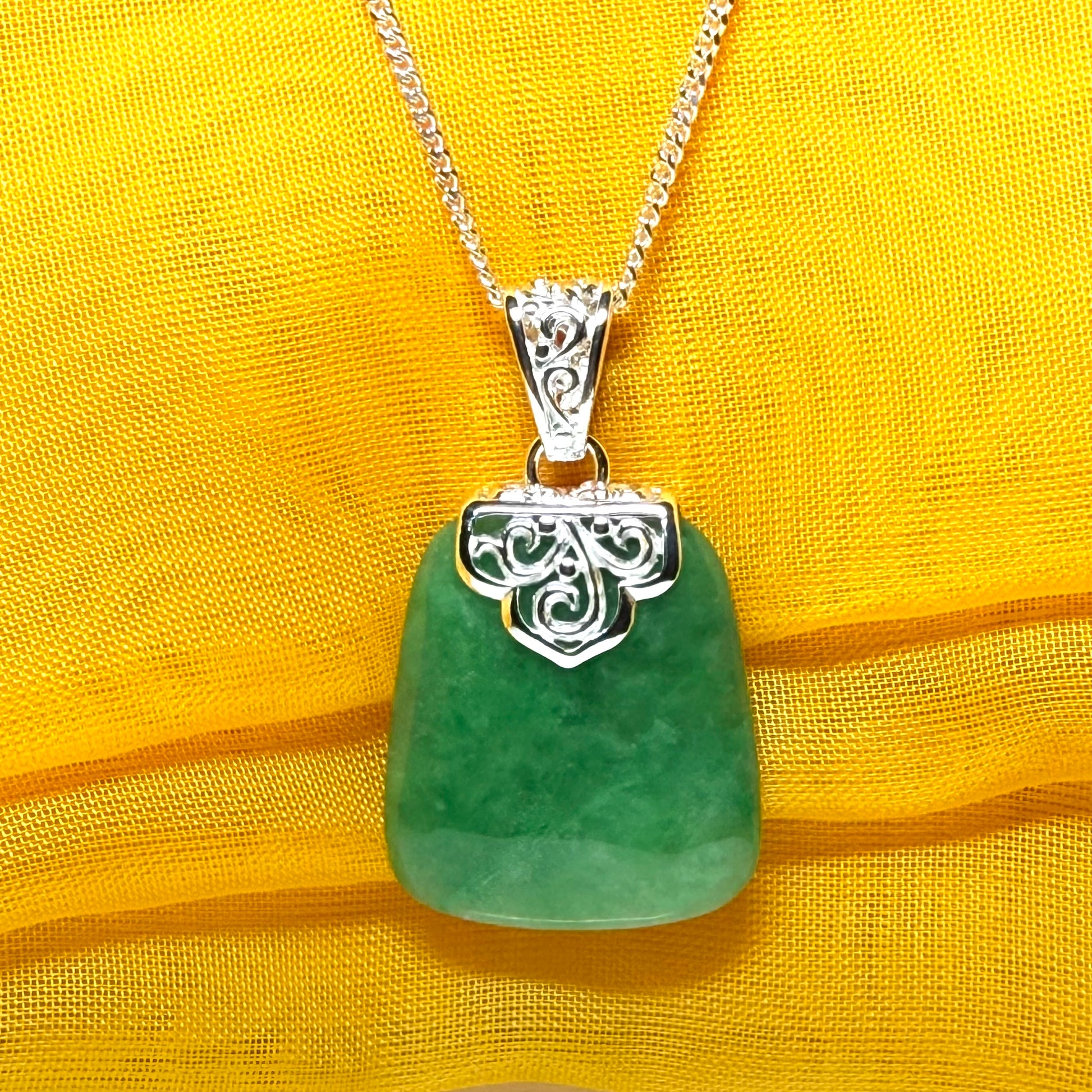 A real green jade necklace large shaped with a patterned top pendant with chain, simply stunning