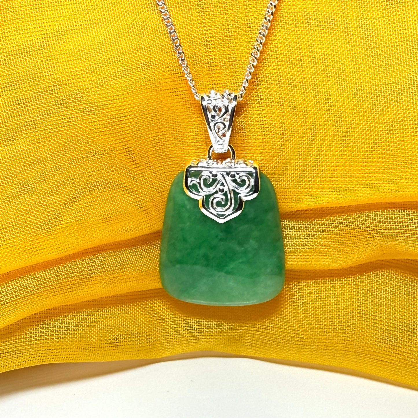 A real green jade necklace large shaped with a patterned top pendant with chain, simply stunning